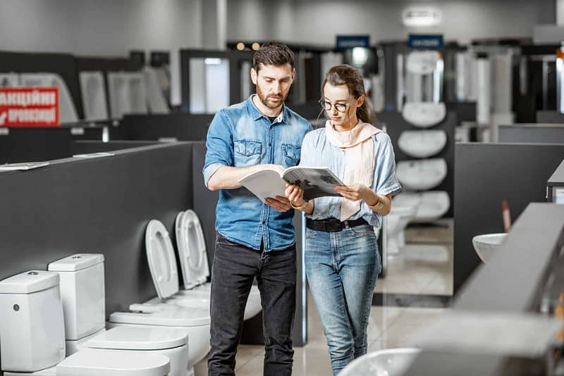 couple choosing toilet ceramics in the shop